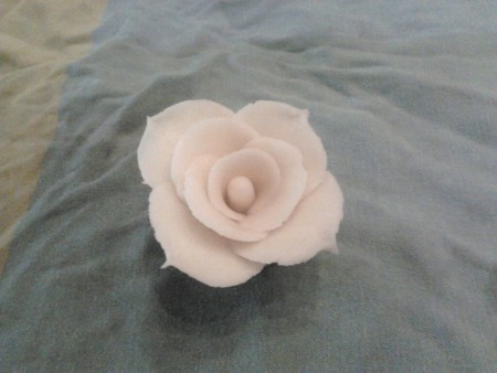 Roos gemaakt van fondant (voorbeeld)